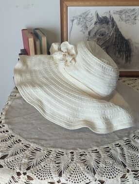 Vintage Y2K Ivory Wide Brim Sun Hat, Wired Adjustable Brim Romantic Garden Party